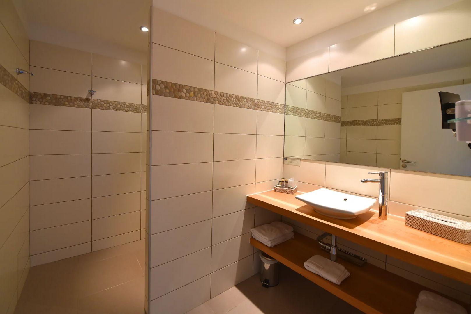 Belle salle de bain dans les chambres de l'hôtel Abbartello en Corse-du-Sud
