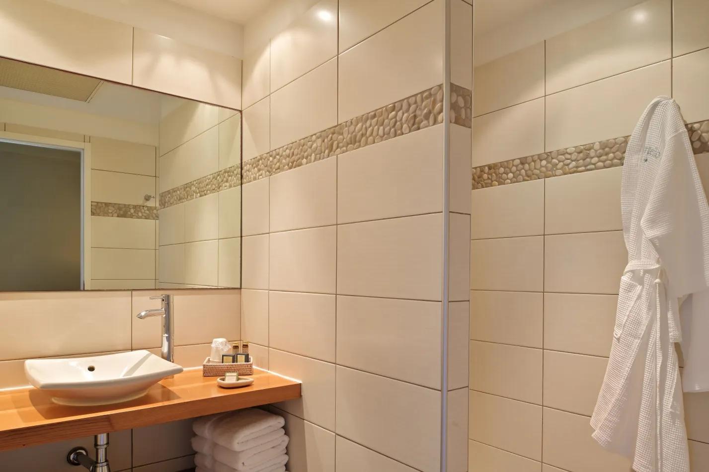 Grande salle de bain dans les chambres de l'hôtel à Propriano