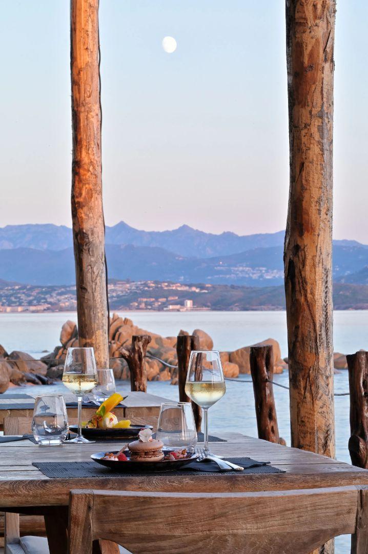 Restaurant en bord de mer à l'hôtel Abbartello à Olmeto