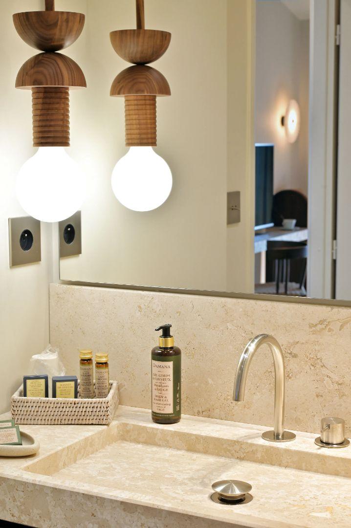 Belle salle de bain dans les chambres de l'hôtel Abbartello