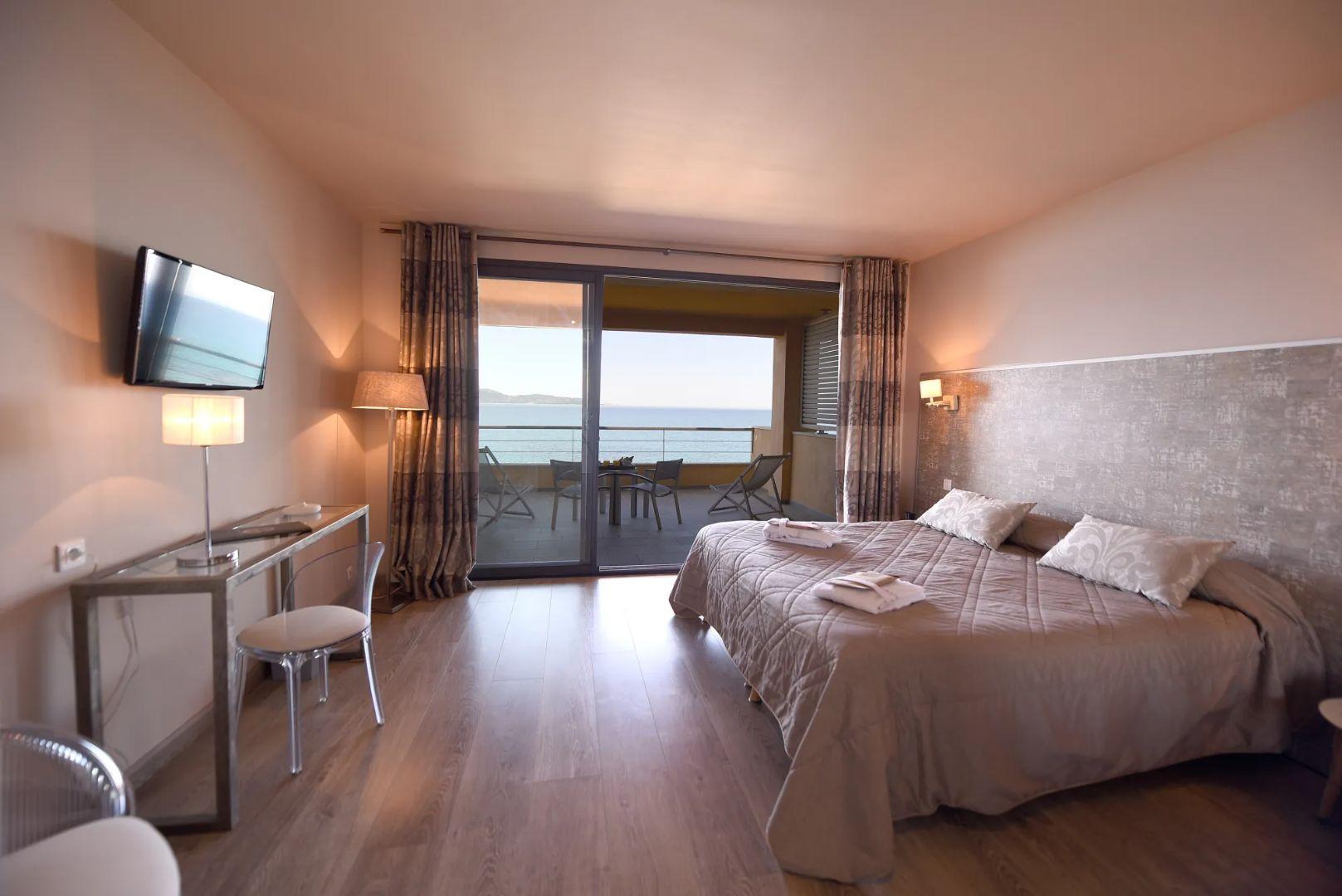 Grande chambre avec vue mer en Corse-du-Sud