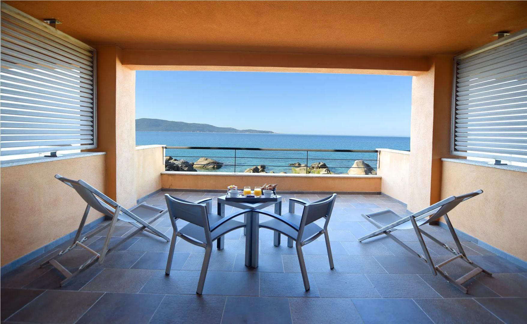 Chambre avec vue mer à l'hôtel Abbartello en Corse-du-Sud