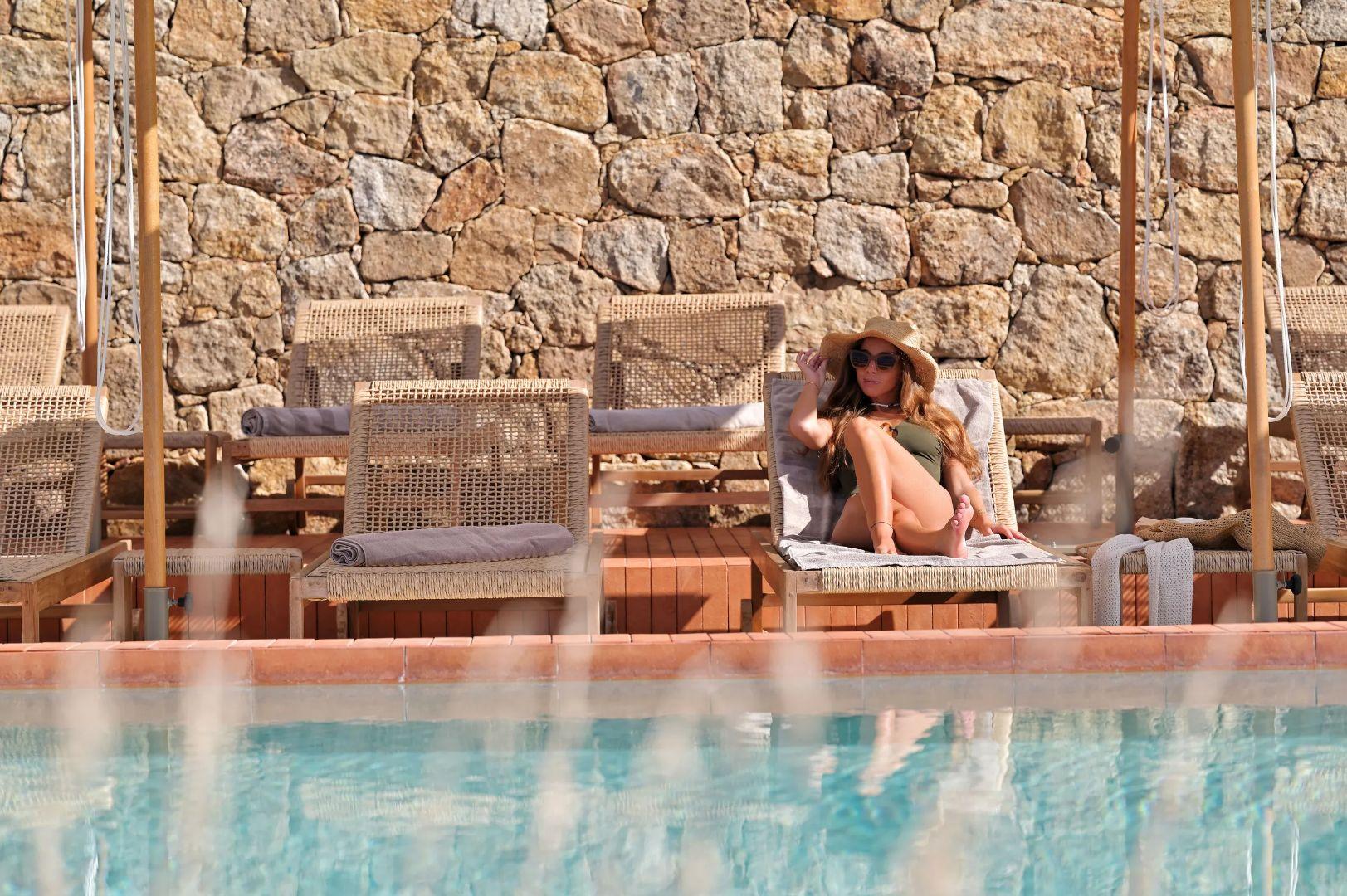 Se détendre au bord de la piscine de l'hôtel Abbartello