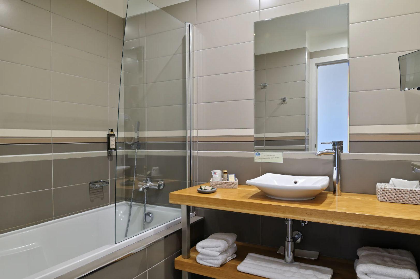 Salle de bain équipée dans notre hôtel en Corse-du-Sud