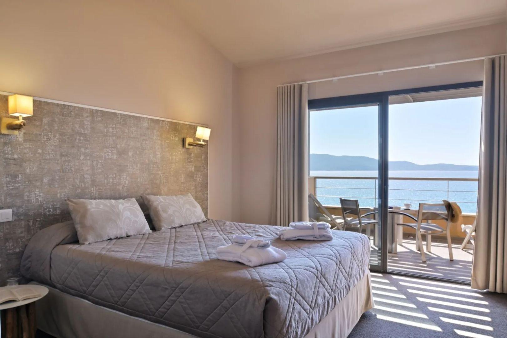 Chambre avec vue mer à l'hôtel Abbartello à Propriano
